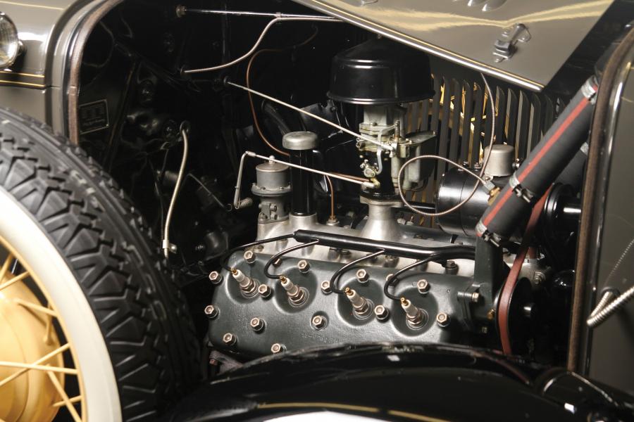  Ford V8 DeLuxe Roadster 1932 года  (фото 2 из 41)